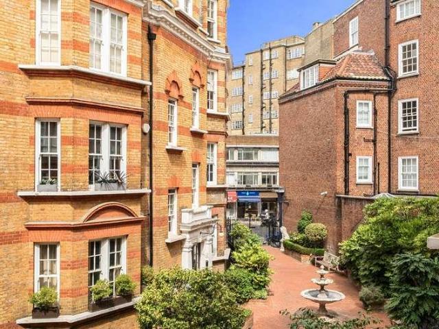 Flat for sale in Kensington, Greater London