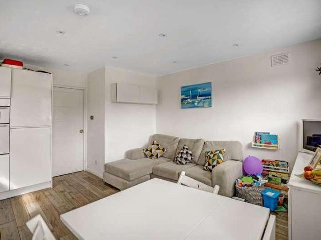 Flat for sale in Nunhead, Greater London
