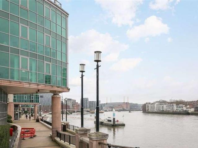 Flat for sale in Vauxhall, Greater London