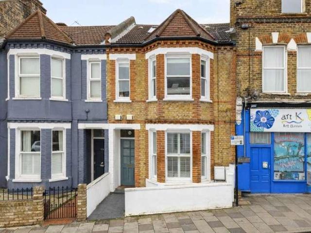 Flat for sale in Clapham, Greater London
