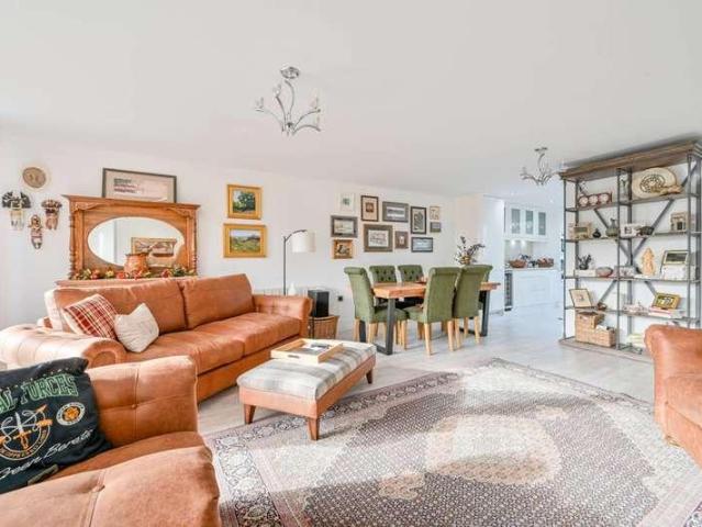 Flat for sale in Brentford, London Borough of Hounslow