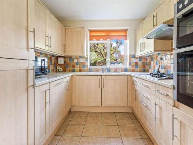 Flat for sale in Clarendon Park, Leicester