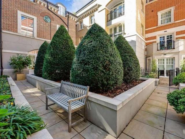 Flat for sale in Victoria, Greater London