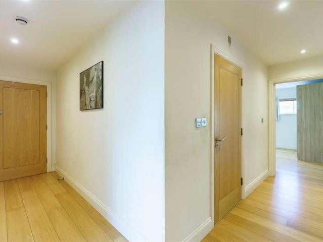 Flat for sale in Hendon, Greater London