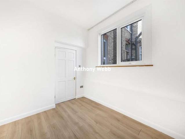 Flat for sale in Palmers Green, Greater London