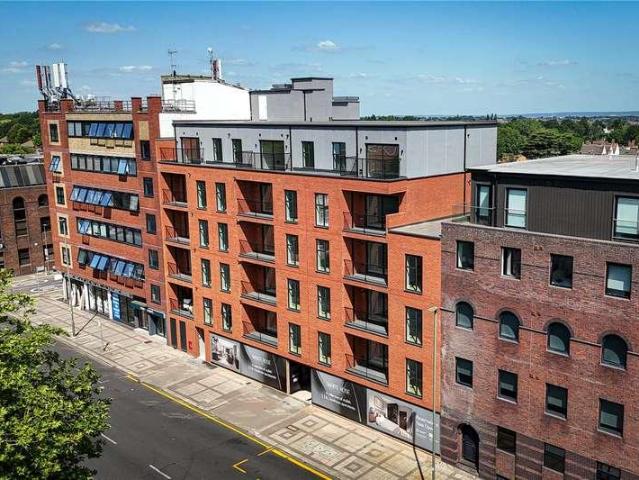 Flat for sale in Whetstone, Greater London