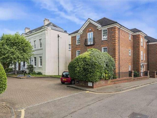 Flat for sale in High Barnet, Greater London