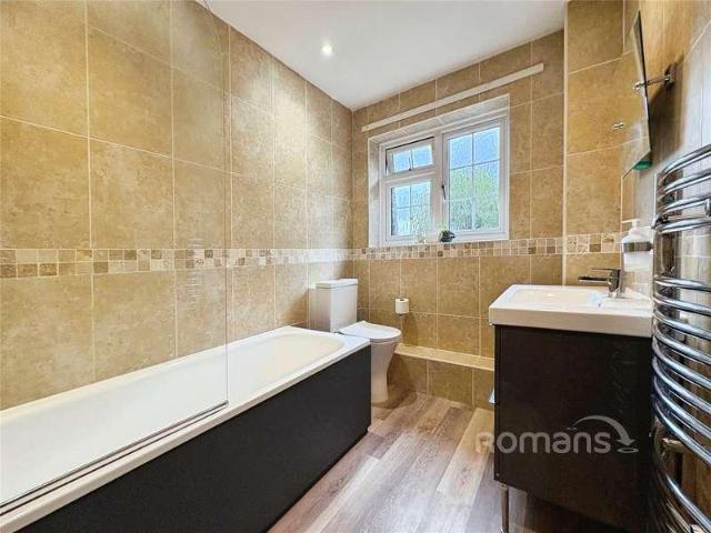 Flat for sale in Heol-las, Surrey