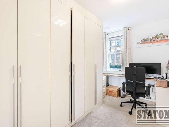Flat for sale in Mill Hill, Greater London
