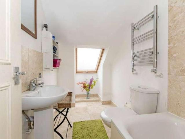 Flat for sale in Furzedown, Greater London