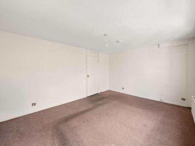 Flat for sale in London Borough of Ealing, Greenford