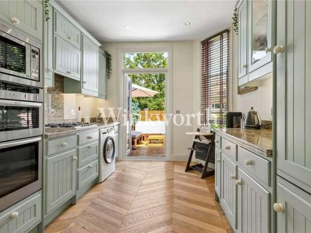 Flat for sale in Palmers Green, Greater London