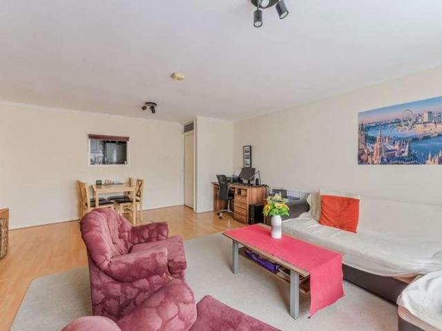 Flat for sale in Hillview, Surrey