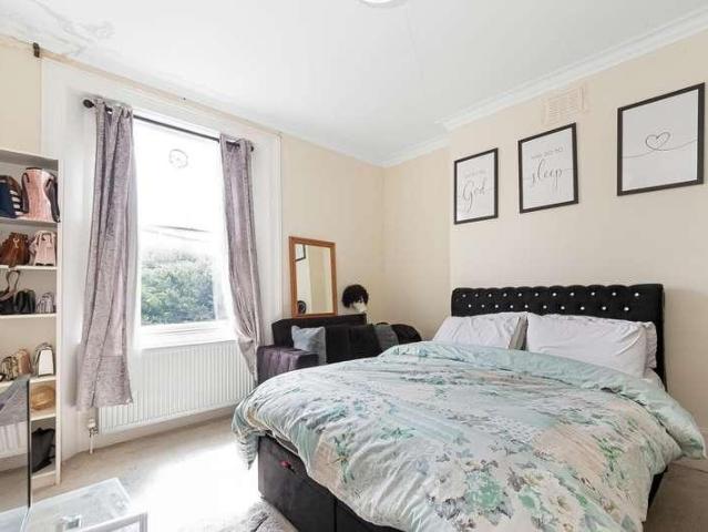 Flat for sale in London Borough of Lewisham, Forest Hill