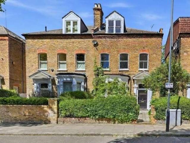 Flat for sale in Queen's Park, Greater London