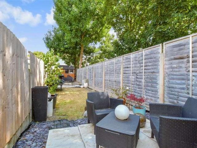 Flat for sale in Gidea Park, Greater London