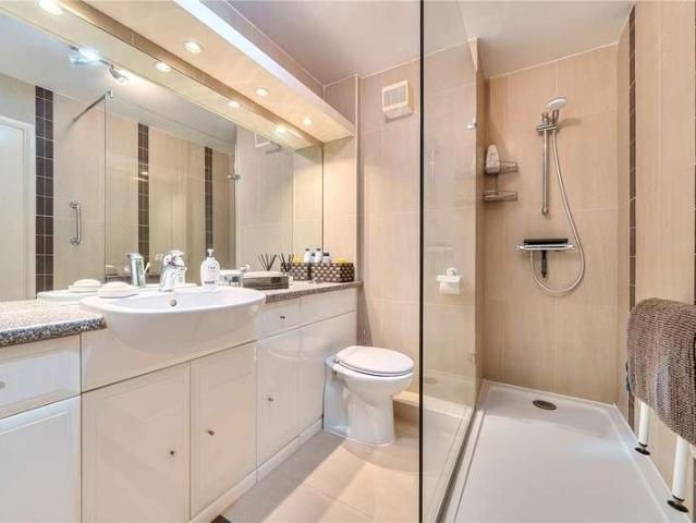 Flat for sale in New Barnet, Greater London