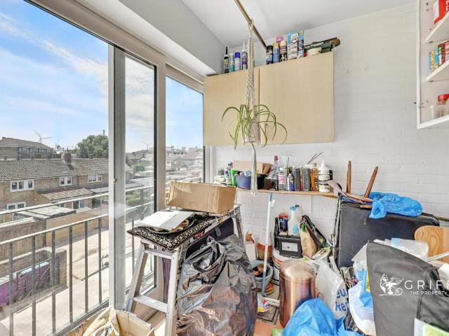 Flat for sale in Tilbury, Essex