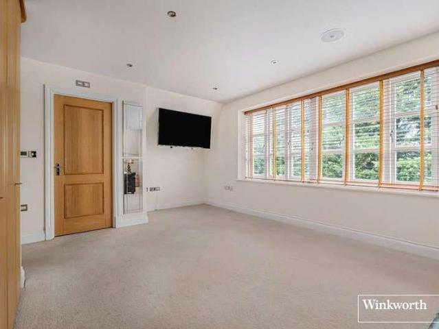 Flat for sale in Sunningdale