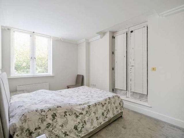 Flat for sale in West Hampstead, Greater London