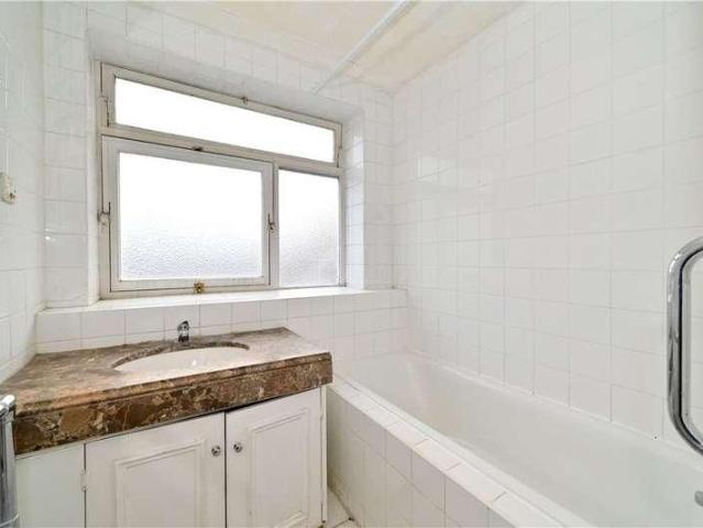 Flat for sale in Belsize Park, Greater London