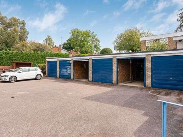 Flat for sale in Hatching Green, Five Acres