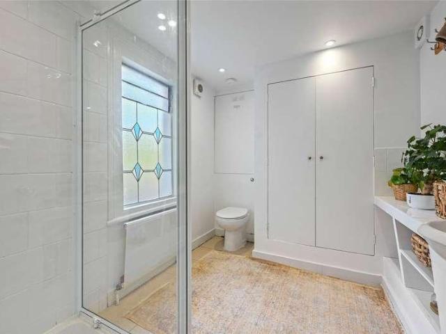 Flat for sale in Shepherd's Bush, Greater London