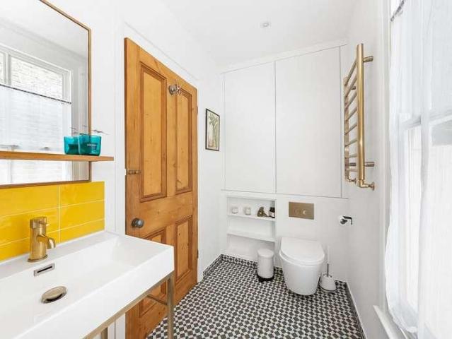 Flat for sale in London Borough of Lewisham, Forest Hill
