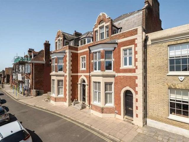 Flat for sale in Arundel, Clapham
