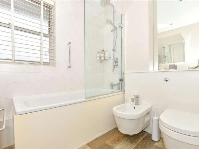 Flat for sale in Fole, Surrey