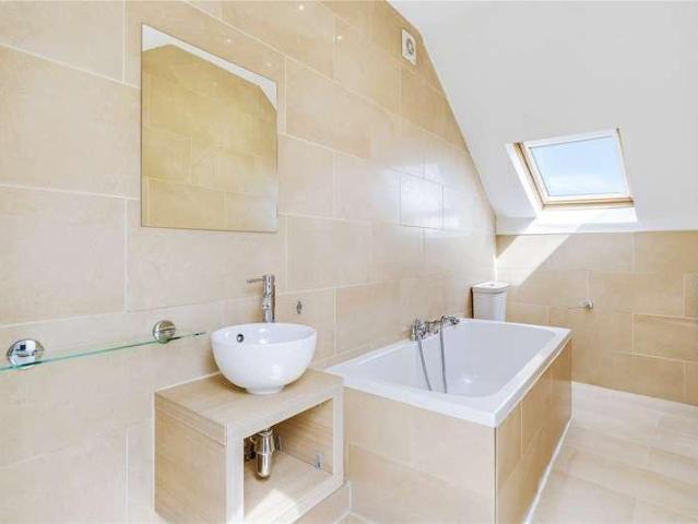 Flat for sale in Balham, Greater London