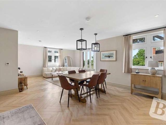 Flat for sale in Upminster, Greater London