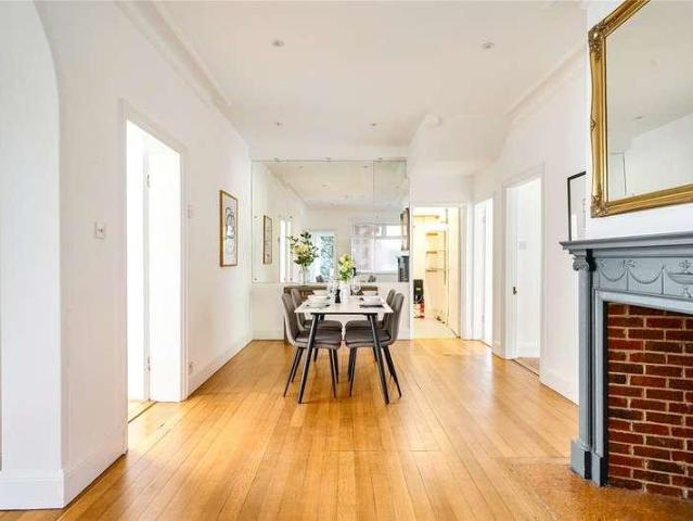 Flat for sale in Surbiton, Greater London