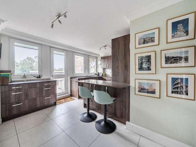 Flat for sale in Brentford Dock, Greater London