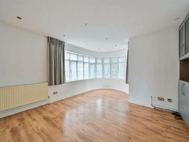 Flat for sale in Edgware, London Borough of Harrow