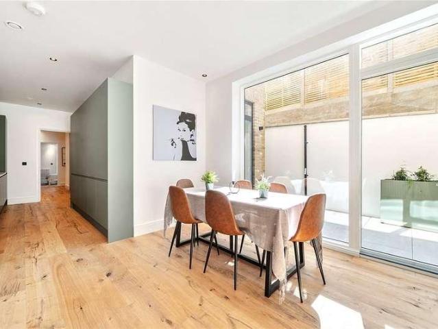 Flat for sale in London Borough of Ealing, Greater London
