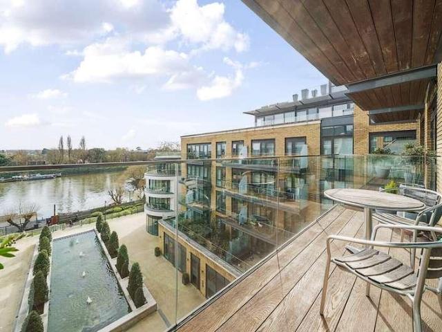 Flat for sale in Strand-on-the-Green, Greater London