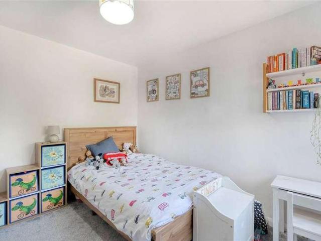 Flat for sale in Nunhead, Greater London