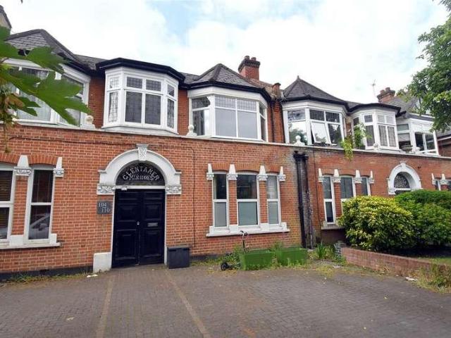 Flat for sale in New Malden, Greater London