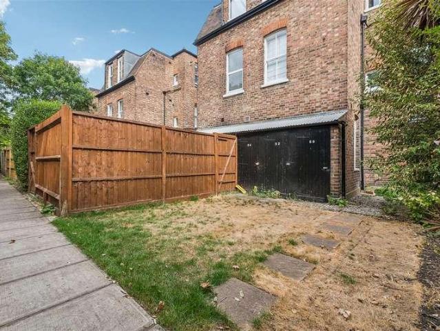 Flat for sale in London Borough of Hounslow, Greater London
