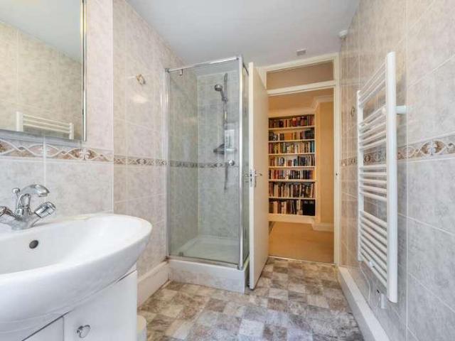 Flat for sale in Whetstone, Greater London