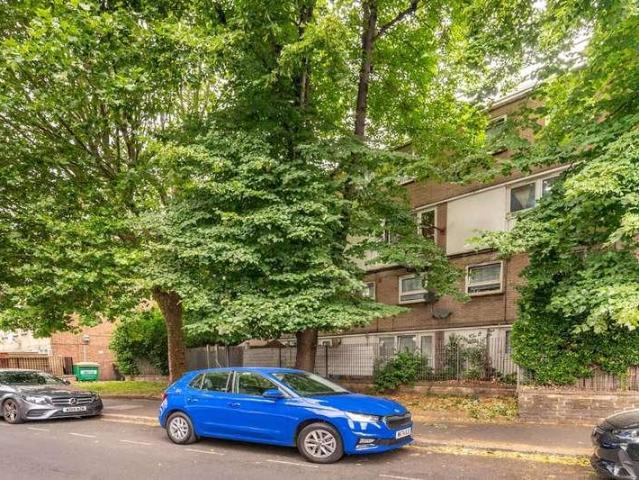 Flat for sale in E7, London