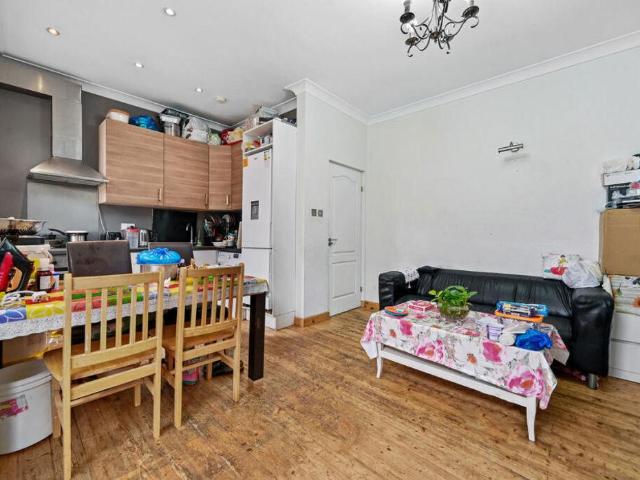 Flat for sale in Harlesden, Greater London