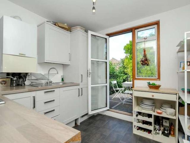 Flat for sale in Stoke Newington, Greater London