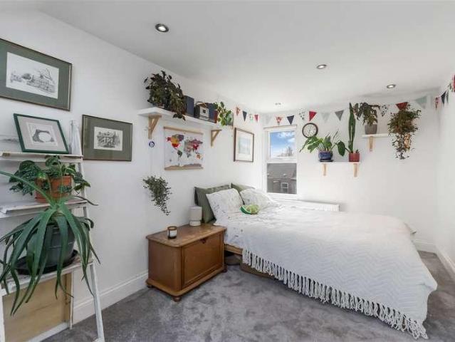 Flat for sale in London Borough of Merton, Collier's Wood