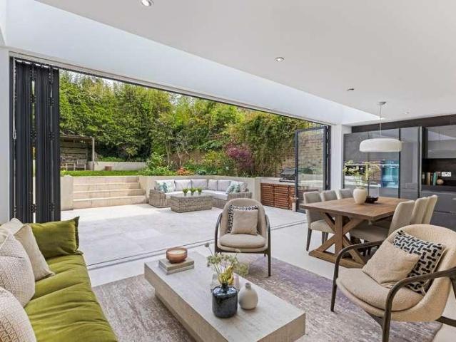 Flat for sale in Belsize Park, Greater London