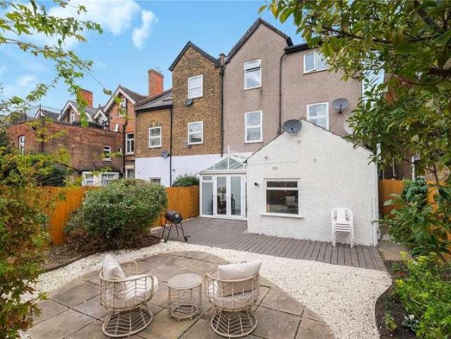 Flat for sale in Willesden Green, Greater London