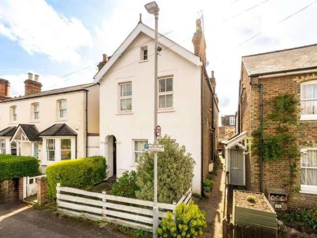 Flat for sale in Kingston Upon Thames, Norbiton