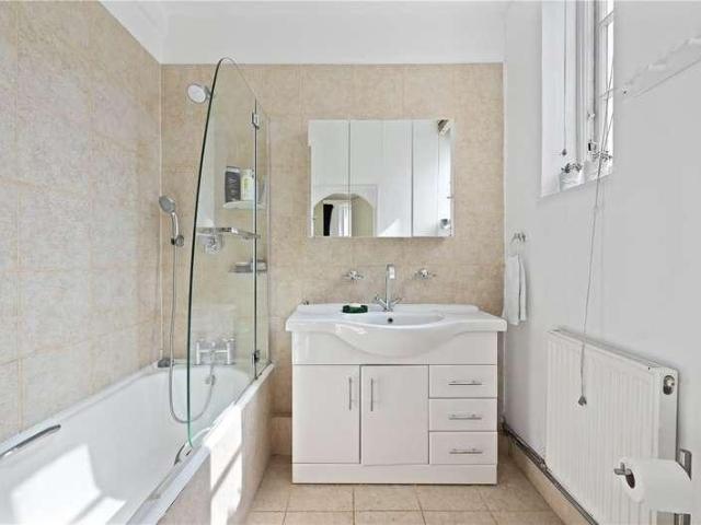 Flat for sale in Kensington, Greater London