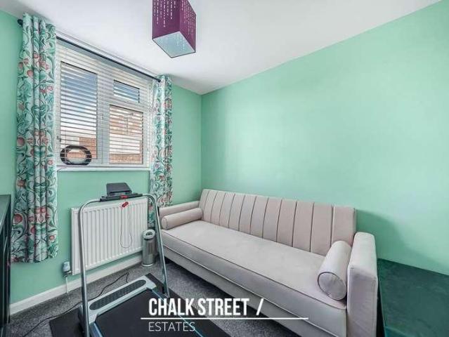 Flat for sale in Hornchurch, Greater London